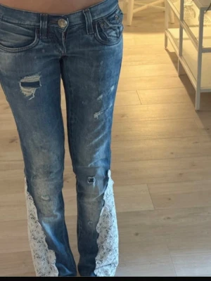 Lågmidjade spetsjeans - Fina lågmidjade bootcut jeans med spets och slitningar