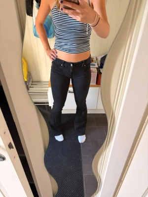 Svarta  jeans med låg låg midja - Super snygga svarta jeans med låg låg midja. Passar snyggt till skolan!