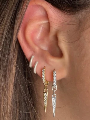 Hängande örhängen  - Glittrande örhängen i äkta sterling silver 925 med små klara zirkoner och en elegant tagg. En perfekt balans mellan stilren elegans och edgy attityd – lika snygga till vardagsjeansen som till festklänningen. Bär dem ensamma för en minimalistisk look, eller kombinera med fler silverörhängen för en personlig och trendig ear stack. Säljer de längst in mot ansiktet, två stycken - ett par. 
