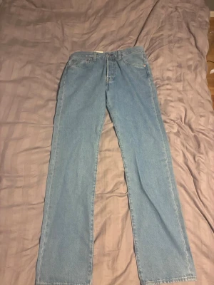 Helt nya!!! Ljusblå 501 jeans från Levi's  - Säljer ett parhelt nya klassiska 501 ljusblå jeans från Levi's med rak passform och normal midja. Satt inte som jag tänkt därför ja säljer dem