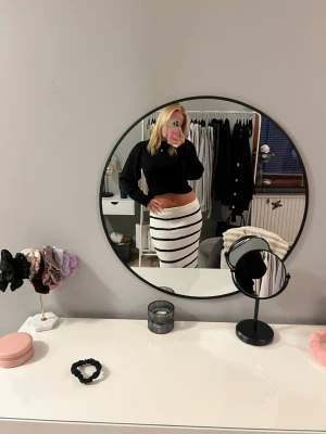  Randig stickad långkjol från Boohoo  - En mjuk och mysig lång kjol från Boohoo som är perfekt när det är lite kallt ute och man vill hålla värmen. Jag är 160 och den är perfekt i längden.