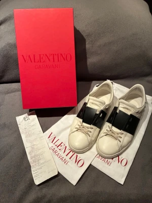 Valentino Open Garavani sneakers - Skor från Valentino | Storlek: 46 | Färg: Vit med svart detalj | Skorna är i Super skick | skor, box, påsar samt kvitto följer med vid köp | Skriv vid frågor |
