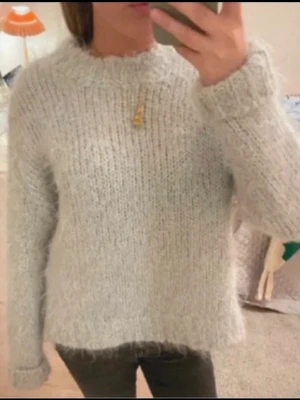 Mintgrön stickad mohair tröja  - Säljer denna populära stickade turkosa tröjan från H&M.   Tröjan är i super skick och jag själv har använt den 2-3 gånger, men tröttade på den tyvärr. Tröjan har jag tvättat försiktigt så den har inga noppiga tecken och har inte heller krympt.   Köpte secondhand i nyskick för 650  och därför har jag satt mitt pris till de jag satt de💕