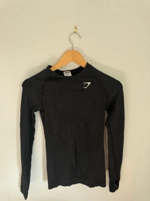Gymshark tröja - Träningströja från Gymshark. Sitter tight och har hål för tummarna. Använd fåtal gånger 💝