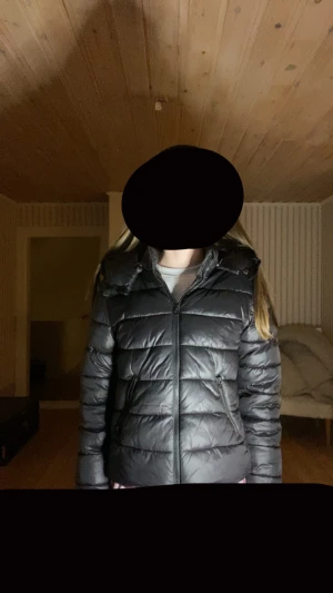 Svart quiltad dunjacka med huva - Snygg svart dunjacka med quiltad design och dragkedja . Perfekt nu till hösten och vintern! Den är mycket bra skick och är väldigt fin!💕