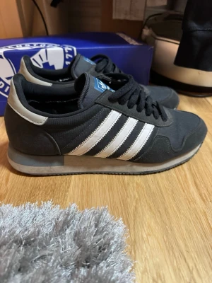 Svarta Adidas skor - Snygga adidas skor som liknar la trainers. Riktigt sköna skor i asbra skick använda ett fåtal gånger. Stl 4- men passar också 42