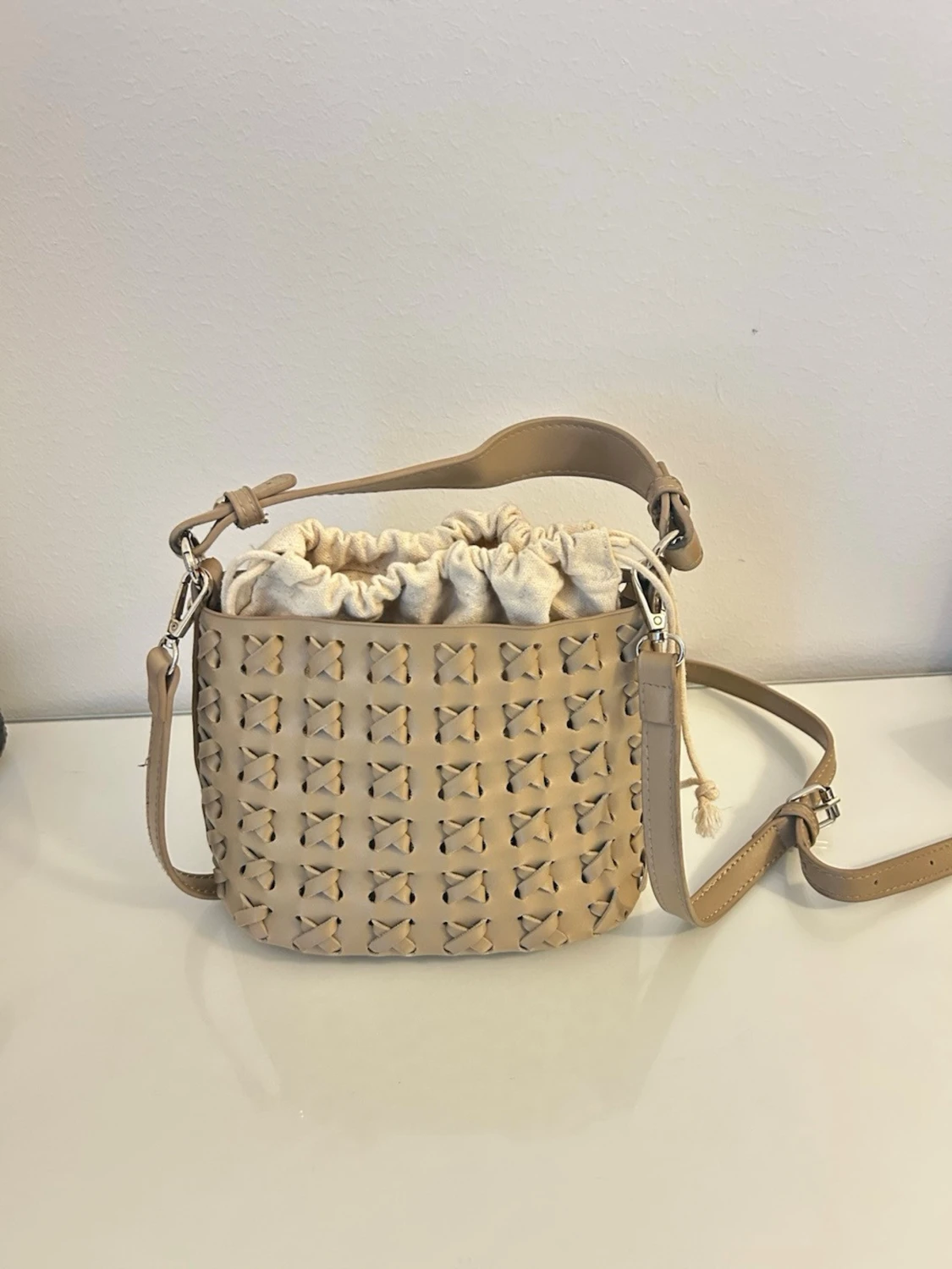 Beige flätad handväska med axelrem - 2