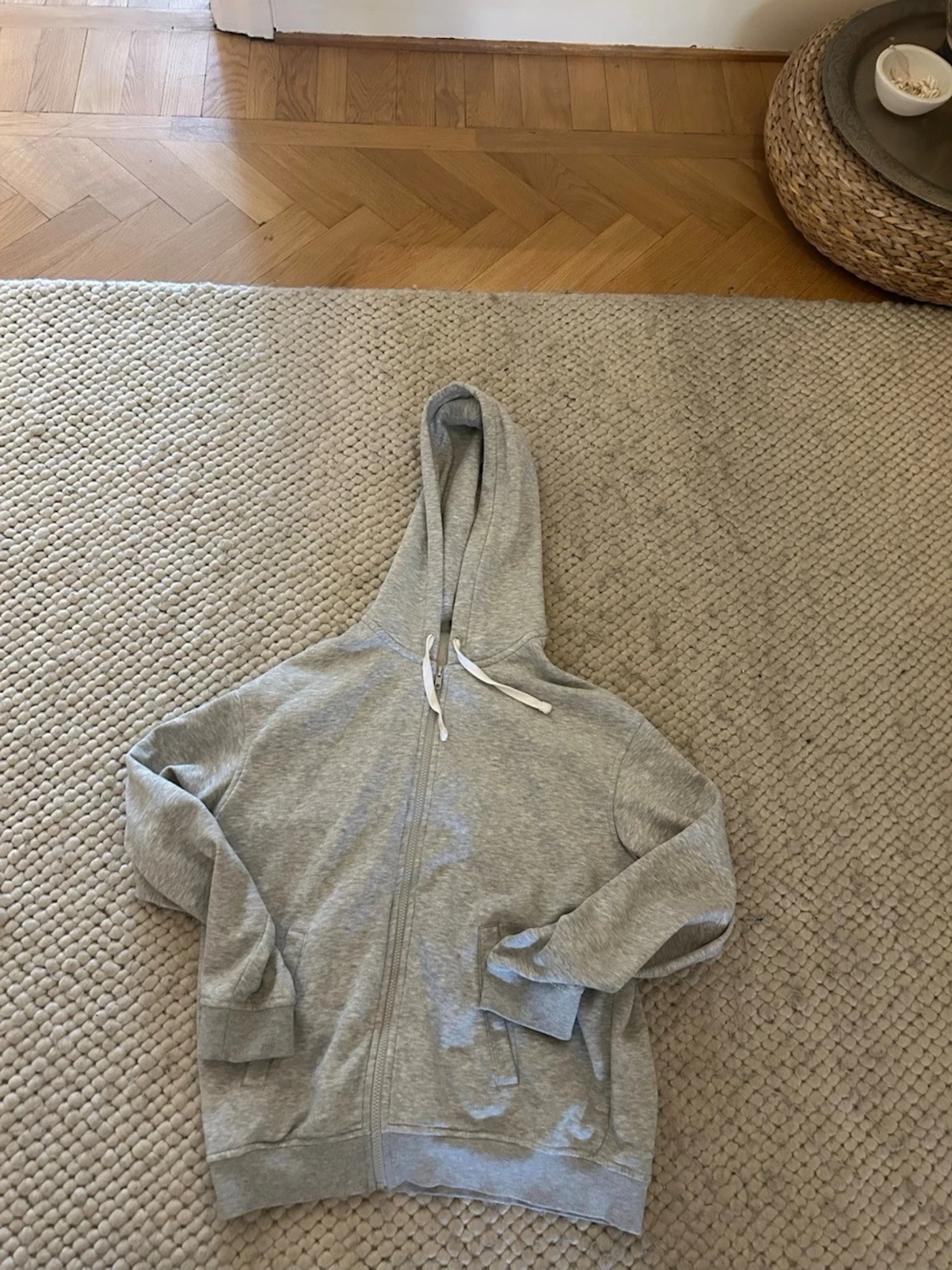 Ljusgrå zip hoodie med huva