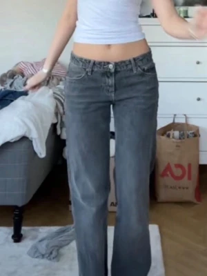 Grå raka jeans från Zara  - Säljer ett par grå jeans med rak passform och klassisk femficksdesign från Zara. Jeansen har en snygg tvättad look med lågmidja. Jeansen är endast testade på! Det är samma jeans på alla bilder! 💗