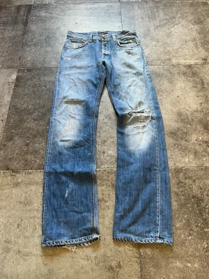 Vintage Nudie Jeans 2005 - Straight sven - tja! säljer nu mina nudie jeans med sjukt feta fades👏 de sitter straight med en flare🥹 strlk 33/36 sitter 32/34 o i riktigt bra skick🫡 tveka inte på att skriva ifall ni har fler frågor😉