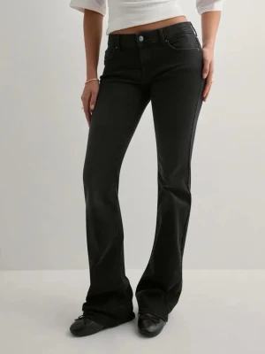 Svarta bootcut jeans med hög midja - Snygga svarta bootcut jeans med hög midja. dessa är jätte höga och går ovanför naveln så ni vet! Skriv gärna 💓