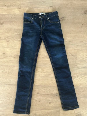 Levi’s jeans 510 - Ett par schyssta jeans från Levis i modellen 510! Bra skick och använda 1 gång då de inte passade, inga defekter! Nypris - 550kr Storlek - 14a Mått - A: 35 B: 75 C: 22 D: 17 E: 15,5 (cm)  Priser går att diskutera vid snabb affär, skickas samma dag eller dagen efter!🚚💸