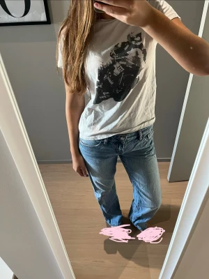 Ljusblå raka jeans - Säljer dessa jättesnygga ljusblåa raka jeansen💕💕💕 i jättefint skick i strl 36. Säljer pga att jag inte använder längre. 