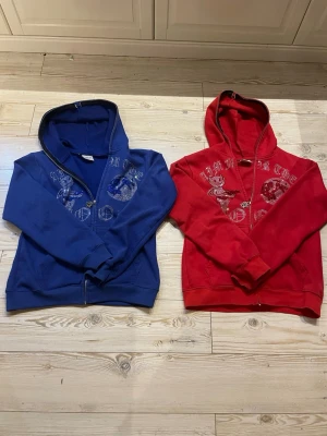 Aim for the moon - Tja! Säljer mina aim for the moon hoddies pga att dom aldrig andvänds. Styckpris 250kr. Och båda för 400kr dm för mer frågor och bilder