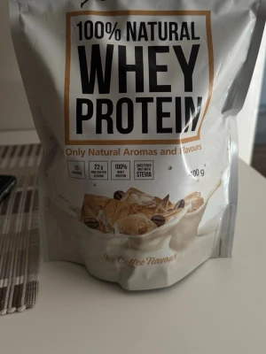 100% Natural Whey Protein i smaken Ice Coffee, 400 g - Säljer Proteini.se 100% Natural Whey Protein i smaken Ice Coffee, 400 g.  Endast en skopa är använd, så den är nästan helt full. Förvarad torrt och väl försluten.  Säljes då jag inte kommer använda den.