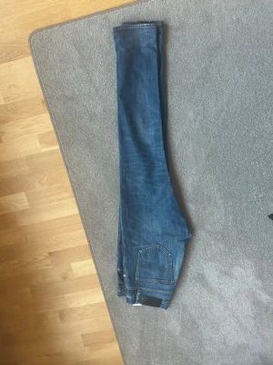 Mörkblå tiger of Sweden 29/32 - Säljer ett par mörkblå jeans med slim fit ben och klassiska fickor bak. Jeansen har snygga slitningar och kontrastsömmar. Perfekta till en avslappnad stil och passar till det mesta. Materialet är denim i bomull.