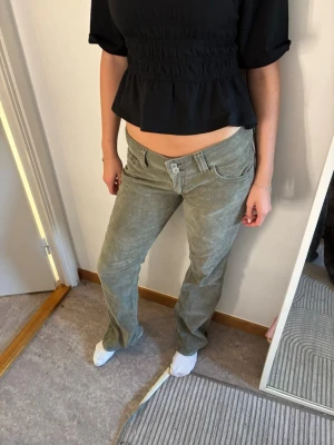 Ljusgröna låga bootcut jeans  - Säljer ett par ljusgröna bootcut jeans, med midja från Nelly storlek 38 men passar även folk som har 36