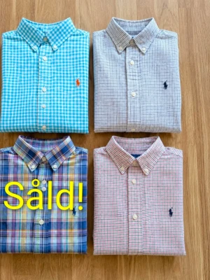 3 st Ralph Lauren skjortor - Tjena, jag säljer 3 st riktigt snygga Ralph Lauren skjortor😁 Dem är i bra skick men defekter förekommer: Den blå/vita skjortan har några fläckar, den röd/vita är lite missfärgad i nacken och även den ljusblå/vita skjortan är lite missfärgad i nacken!  Den är självklart äkta✅ Säljer alla för 499kr eller 249kr styck! Skicka om du har några frågor!