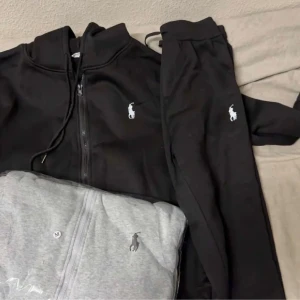 Grå hoodie från Polo Ralph Lauren - Snygg grå hoodie från Polo Ralph Lauren med dragkedja och huva. Klassisk logga broderad på bröstet. Mjuk och skön bomullsmix, perfekt för chill dagar. Långa ärmar och ribbade muddar för extra komfort.