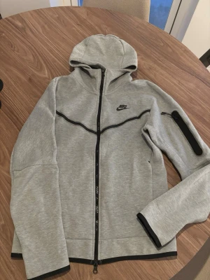 Grå Nike tech fleece - Storlek xs, fint skick utan några skavanker, finns i ett djur och rökfritt hem