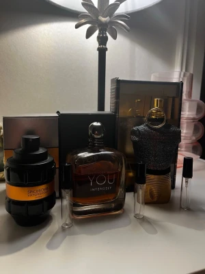 Vinter Bundle!! 5x3ml - 🔥 Parfym Bundle 3x5ml  Testa 3 riktigt populära herrdofter i en bundle för endast 199kr!  🥮 Stronger With You Intensely 🍯 Jean Paul Gaultier Le Male Elixir 🌶️ Viktor&Rolf Spicebomb Extreme  Totalt 15ml parfym Perfekt om du vill testa flera dofter innan du köper full size  📦 3st × 5ml 💰 199kr för hela bundle ✨ Nya rena glas flaskor 