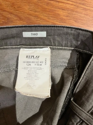 Grå jeans från Replay - Säljer ett par grå jeans från Replay med raka ben/ thad modellen. Jeansen har snygga sömmar på bakfickorna. Materialet är mjukt och bekvämt, perfekt för en avslappnad stil men funkar verkligen med alla stilar. Funkar att vara mer laidback i men även streetwear. Diskutera pris genom att skriva. 
