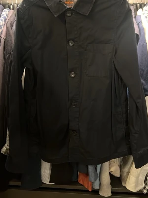  overshirt  - Overshirt i mörkblå storlek s men passar också m. Hör av dig om du funderar över något. Skickar samma dag som köpt 