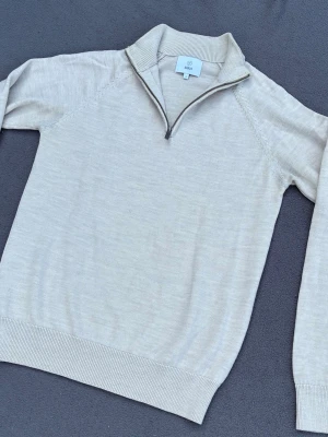 Merino halfzip - Beigie merino halfzip från Bläck. Storlek S. 