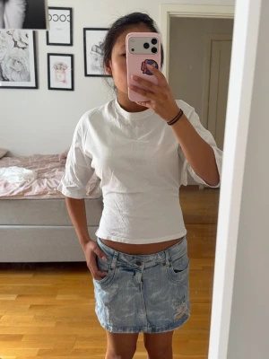 Vit croppad topp med knyt i ryggen - Auktioneras ut på Plick live 13/08 kl 18:00💛