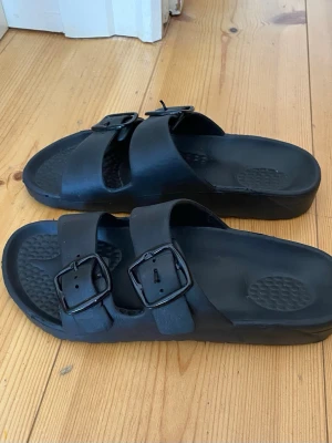 Sandaler / tofflor  - I toppenskick! Endast provade