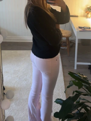 Lågmidjade jeans - Snygga ljusrosa jeans från lager 157. Använd någon gång men i nytt skick! Köpta för 300, säljer för 125, men priset går självklart att diskutera!❣️