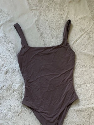 Body - Beige/brun body, aldrig använd! Skönt material 
