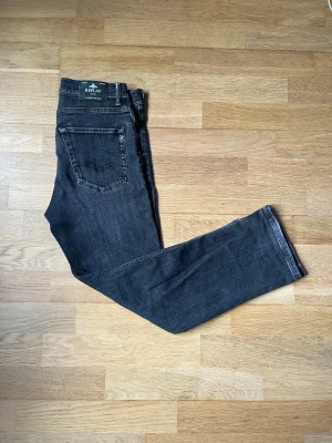 Replay jeans - Ett par mörkgråa replay jeans i storleken 12A/ 150cm.  Längd - Ca 90cm.  Jeansen är i Thad och är i en lite rakare modell, som passar till allt! Jeansen är köpta på kidsbrandstore för 799kr. Finns några defekter på jeansen, och det är därför jag säljer lite billigare. Skriv vid minsta fundering!🤩
