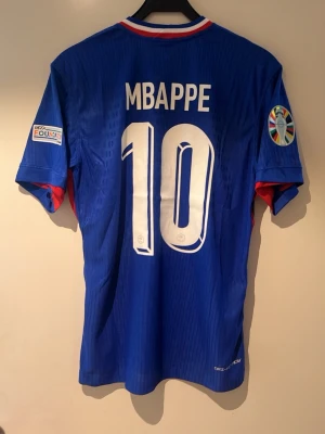 Frankrike EM 2024 Mbappe  - En Frankrike tröja 2024 med Mbappé i Spelar version, storlek L helt ny