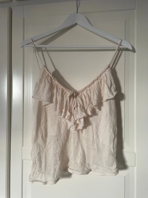 Flowy linne - Ett flowy linne i tunt tyg med volang, använd en gång
