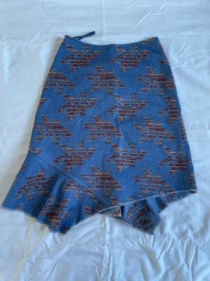 Assymetrisk jeanskjol - Jättefin jeanskjol, knappt använd. Assymetriska detaljer och broderi, dragkedja på sidan 