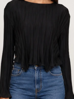 Svart plisserad topp med knyt - Trendig svart långärmad topp med plisserat tyg och rund halsringning. Toppen har en unik detalj med knyt framtill som ger en cool och avslappnad look. Passar perfekt till höga jeans eller kjol för en modern stil.