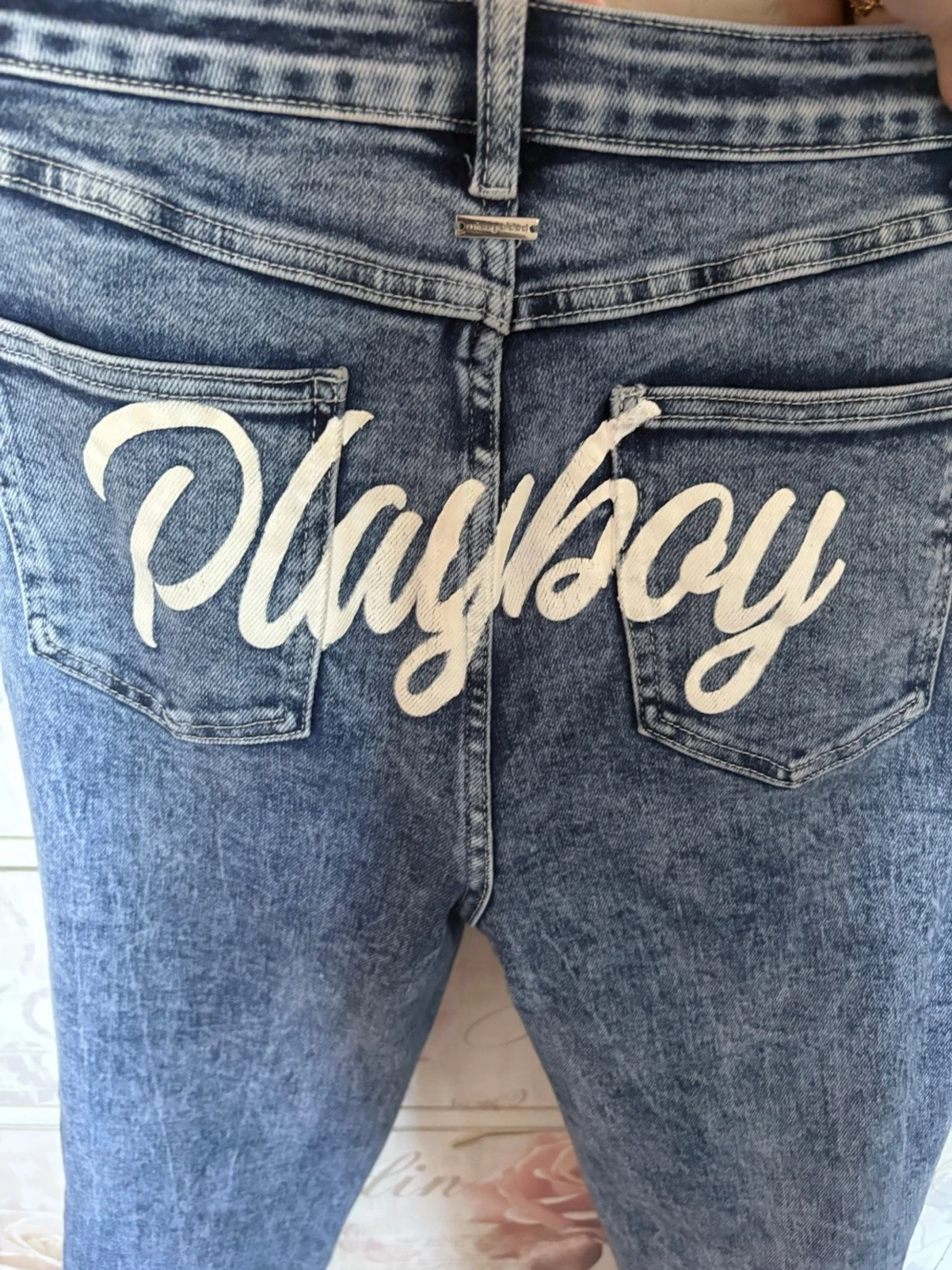 Blå utsvängda jeans med spetsdetalj - 4