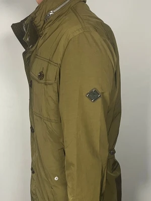J.Lindeberh field jacket - 👕 Plagg: field jacket                                                          📏 Storlek: M                                                             🏷️ Märke/Modell: J.Lindeberg                                                ✨ Skick: Fint skick                                                        💬 Vid frågor är det bara att skriva!                                                                                          🛍️ Gramenti
