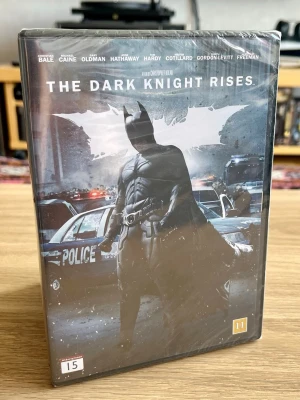 The Dark Knight Rises – DVD – ny och inplastad - Säljer Christopher Nolans The Dark Knight Rises (2012) på DVD med Christian Bale, Tom Hardy, Anne Hathaway, Gary Oldman och Michael Caine.  Filmen är fortfarande fabriksinplastad och oöppnad och i mycket fint skick – ett fint exemplar för Batman- och filmsamlaren. 🦇  Den avslutande delen i Christopher Nolans hyllade Dark Knight-trilogi.  Skick: Ny / oöppnad / inplastad Format: DVD  Skickas väl emballerad.