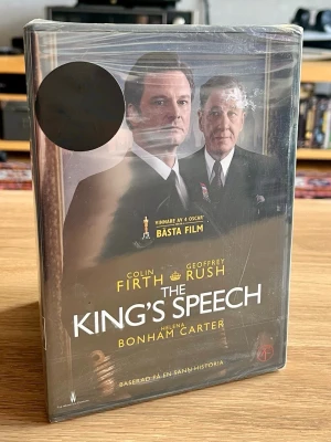 The King’s Speech – DVD – ny och inplastad - Säljer den Oscarsbelönade The King’s Speech (2010) på DVD med Colin Firth, Geoffrey Rush och Helena Bonham Carter.  Filmen belönades med fyra Oscars, bland annat för bästa film och bästa manliga huvudroll.  Detta exemplar är fortfarande fabriksinplastat och oöppnat – ett mycket fint exemplar för filmsamlaren eller för dig som uppskattar prisbelönta historiska dramafilmer. 🎬  Skick: Ny / oöppnad / inplastad Format: DVD Svensk utgåva  Skickas väl emballerad.