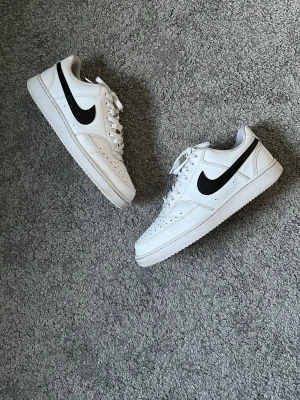 Vita Nike Court - Jätte fina Nike court. Använda få gånger alltid tvättat dom efter användning. Så du får dom tvättade när du köper dom🤩 låda fås med. Forfarande krit vita. Bara att höra av dig vid funderingar.