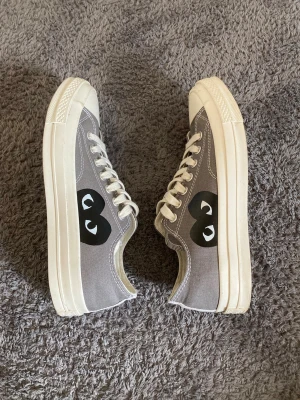 Grå sneakers från Comme des Garçons  - Säljer ett par grå sneakers från Comme des Garçons i storleken 42! Skorna är använda bra några fåtal gånger, mitt pris är endast 999kr!