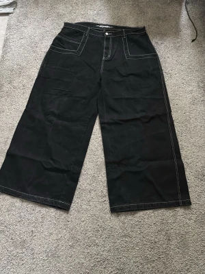 Riktig WEXWEAR JNCO Liknande Baggy Wide leg Jeans - Är i bra skick för jag har typ knappt använt dom och har skit snygg baggy look till dom 