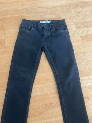 Levi's 511 Slim svarta jeans - Säljer ett par svarta Levi's 511 Slim jeans. Jeansen har smal passform och dragkedjegylf. Tillverkade i slitstarkt denimtyg som passar perfekt till en avslappnad stil.