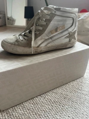 Golden goose skor - Säljer mina fina golden goose skor i storlek 35! De är i helt okej skick. Köptes på Vinted och man får med dustbag kartong och bevis på äkthet❤️ skonnörena har jag satt på själv!