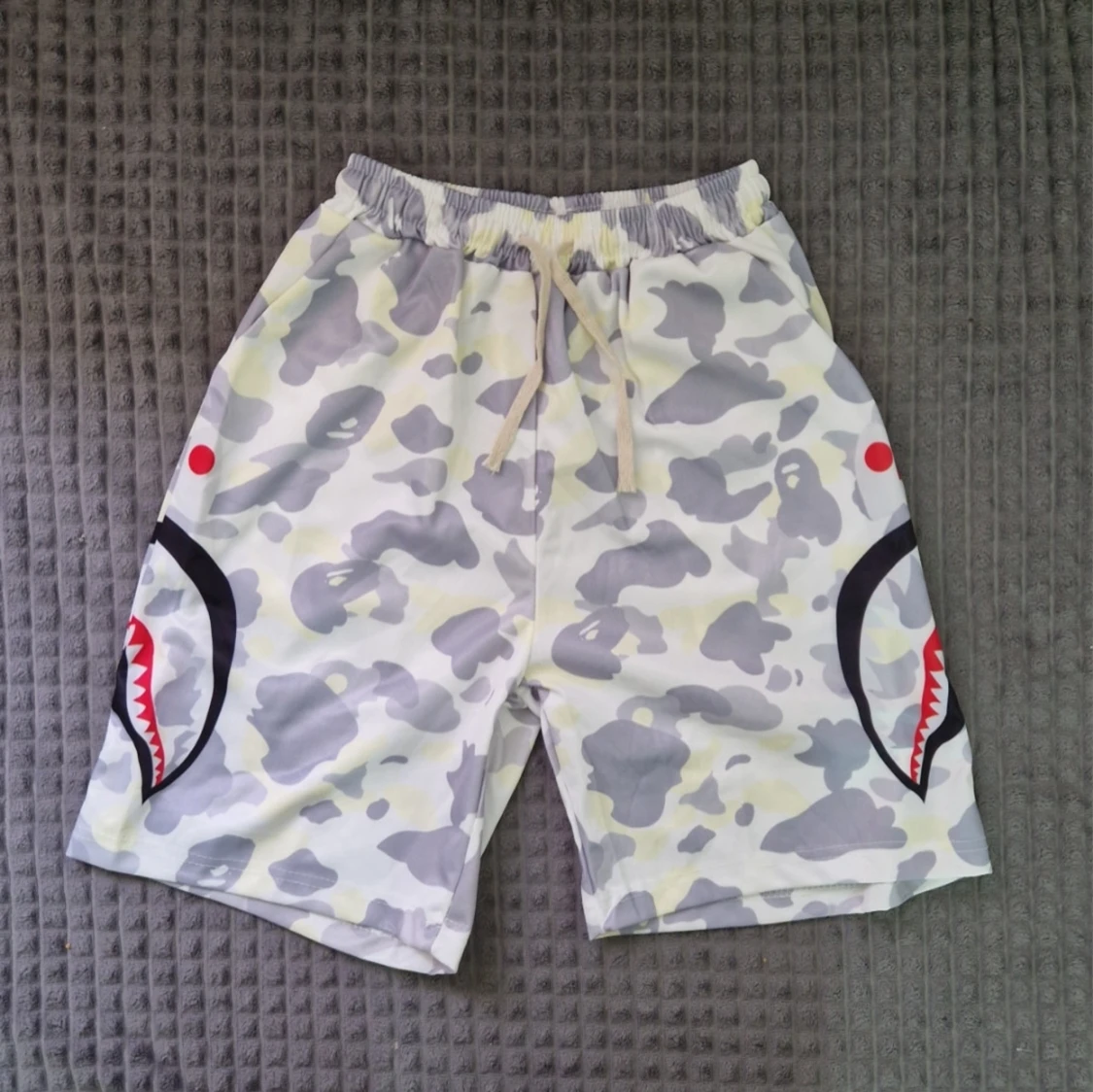 Camo shorts med hajmotiv och snörning