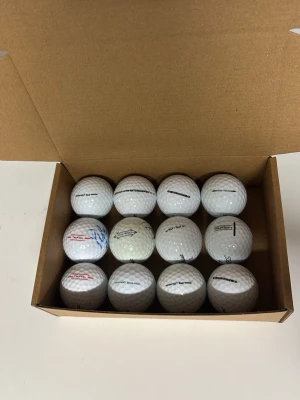 Titleist Mix. C klass - Titleist  C-klass, mix En mix av olika Titleist-modeller med tydligare kosmetiska märken, tusch och/eller missfärgningar. Trots det fungerar bollarna fint på banan och är ett riktigt bra alternativ för dig som inte är så kräsen med utseendet. Ett prisvärt sätt att spela Titleist till en lägre kostnad.