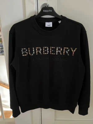Burberry sweatshirt - Säljer en Burberry sweatshirt i nyskick, endast testad. Säljer då den satt lite för litet. Vid fler bilder/frågor är det bara att höra av sig, pris kan diskuteras!