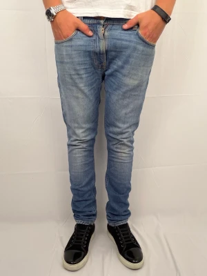 Nudie jeans - Säljer dessa supersnygga nudie jeans. Midja:42cm. Längd: 102cm. Tyvärr är lappen i jeansen bort tagen . Men mått finns här i beskrivningen. Modellen är 180cm. Skriv vid intresse eller funderingar 🤩